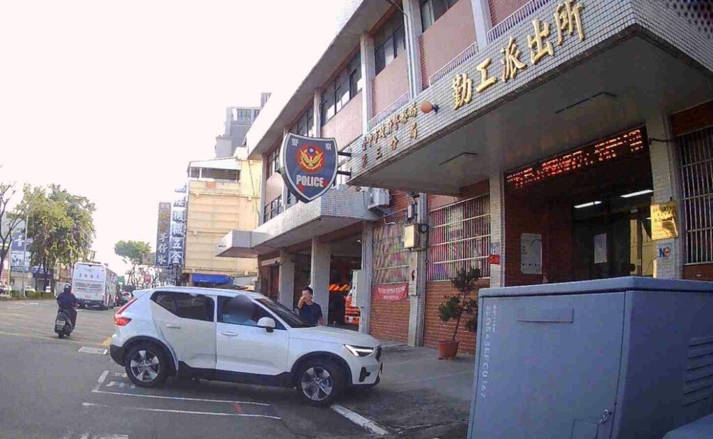 ▲圖說：林男因1歲半女兒高燒抽蓄送醫途中卡車陣，緊急停在勤工派出所前，衝入所內求助 （圖／台中市政府 提供）