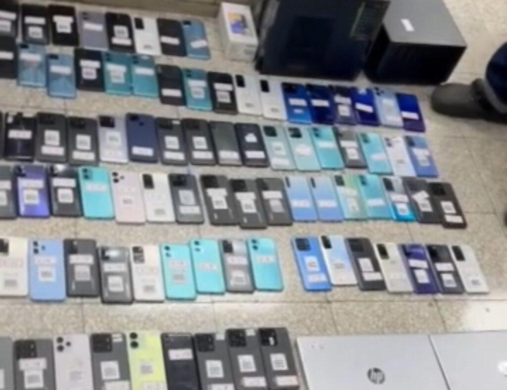 ▲圖說:警方現場查扣犯罪工具行動電話101支、電腦、菲律賓SIM卡、網路卡、網路伺服器等贓證物 (圖/台中市政府 提供)