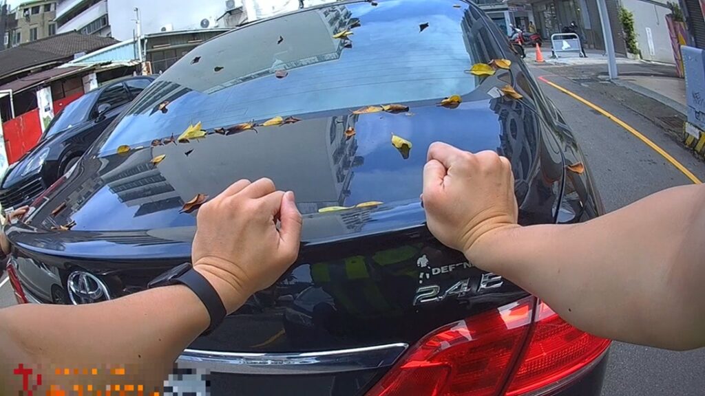 ▲圖說:兩位員警在車後奮力推車,最終成功將車輛移至路旁安全放置 (圖/台中市政府 提供)