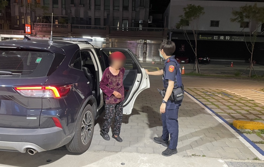 ▲圖說：員警先將王姓阿嬤載至派出所休息，後續聯繫上其女兒到所帶回母親 （圖／台中市政府 提供）