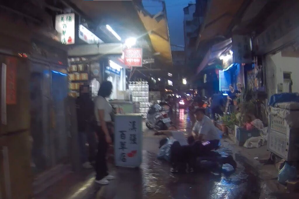 ▲圖說:許嫌搶奪女子金項鍊後轉身逃逸,東協廣場47歲保全邵男聞聲飛身壓制搶匪嫌犯 (圖/台中市政府 提供)