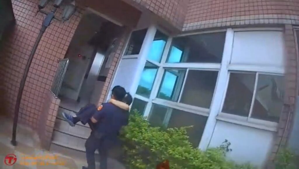 ▲圖說:身障男氣力用盡,無法自行上6樓返家,員警直接「公主抱」爬六樓 (圖/台中市政府 提供)