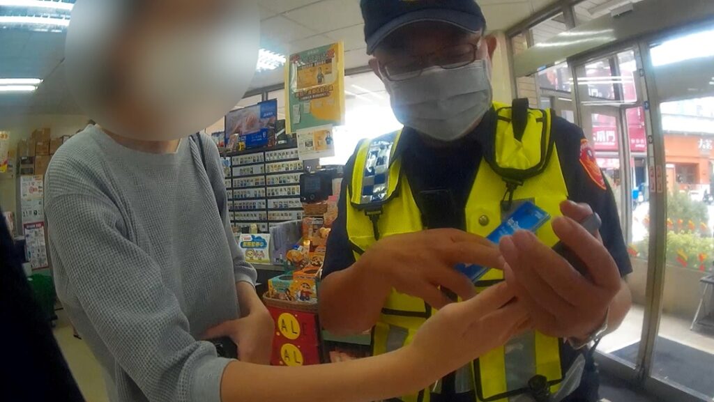 ▲圖說:劉姓女子為見男網友竟要購買2萬元 App Store 商品卡,員警獲報趕往超商攔阻 (圖/台中市政府 提供)