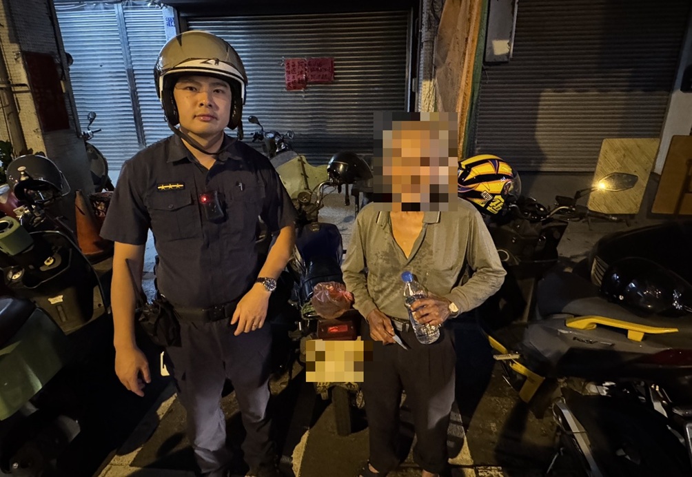 ▲圖說：楊姓老翁凌晨找不到機車急報警，西區派出所員警深夜大陣仗搜尋，成功找回老翁愛車 （圖／台中市政府 提供）