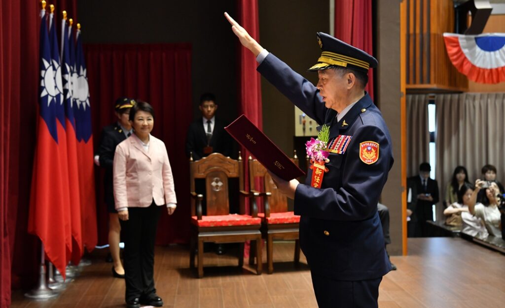 ▲圖說:警政署警政委員吳敬田接任臺中市警察局長,新任局長交接印信並宣誓就職 (圖/台中市政府 提供)