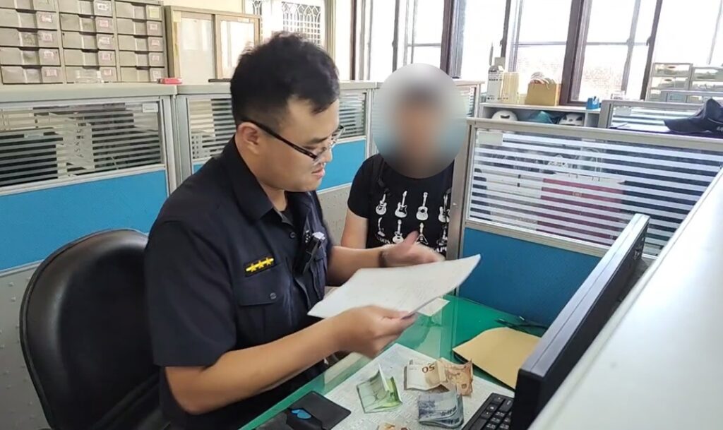 ▲圖說:東區分駐所員警透過皮夾內證件姓名上網搜尋,成功找到失主義大利的男子 NICOLA (圖/台中市政府 提供)