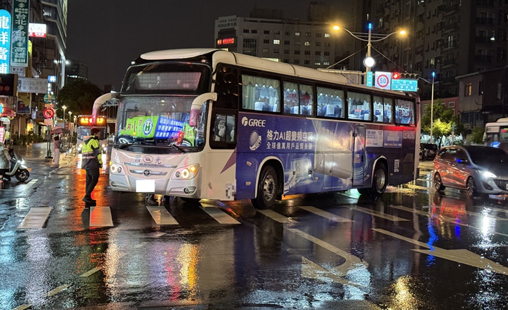 ▲圖說:一輛國光客運往干城站旁邊道路中拋錨,眾人合力推車卻是紋風不動,員警趕緊上前支援               (圖/台中市政府 提供)