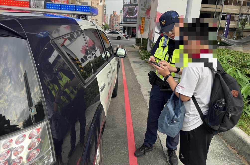 ▲圖說:林姓少年因手機異常而在五權車站前徘徊,西區所警員沈楷鈞主動上前關懷               (圖/台中市政府 提供)