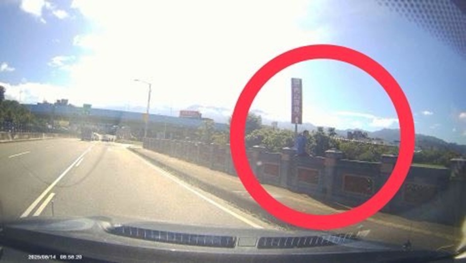 ▲圖說:一名男子行徑怪異坐於東勢大橋的橋墩抽菸,熱心民眾發現趕緊報警               (圖/台中市政府 提供)