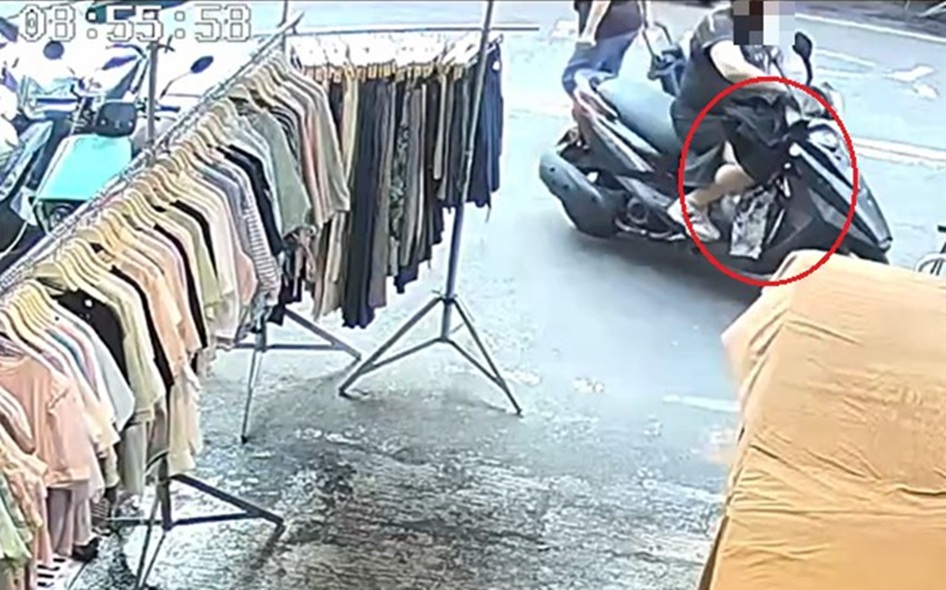▲圖說:王姓女子騎機車停在市場服飾店門口,扯下2件短褲後快速離開 (圖/台中市政府 提供)