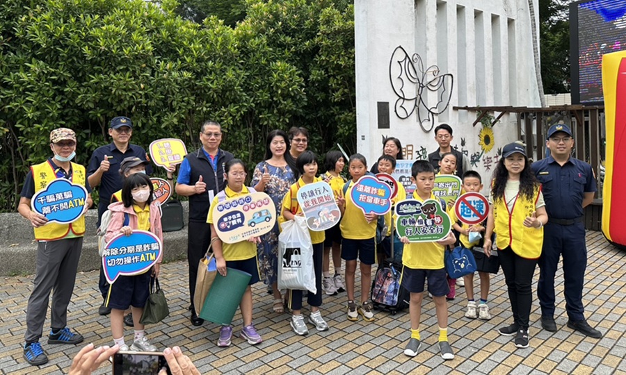 ▲圖說:9/1開學日,第四警分局長蔡慶星前往黎明國小與校長陳靜姿在校門口迎接孩子們上學                (圖/台中市政府 提供)