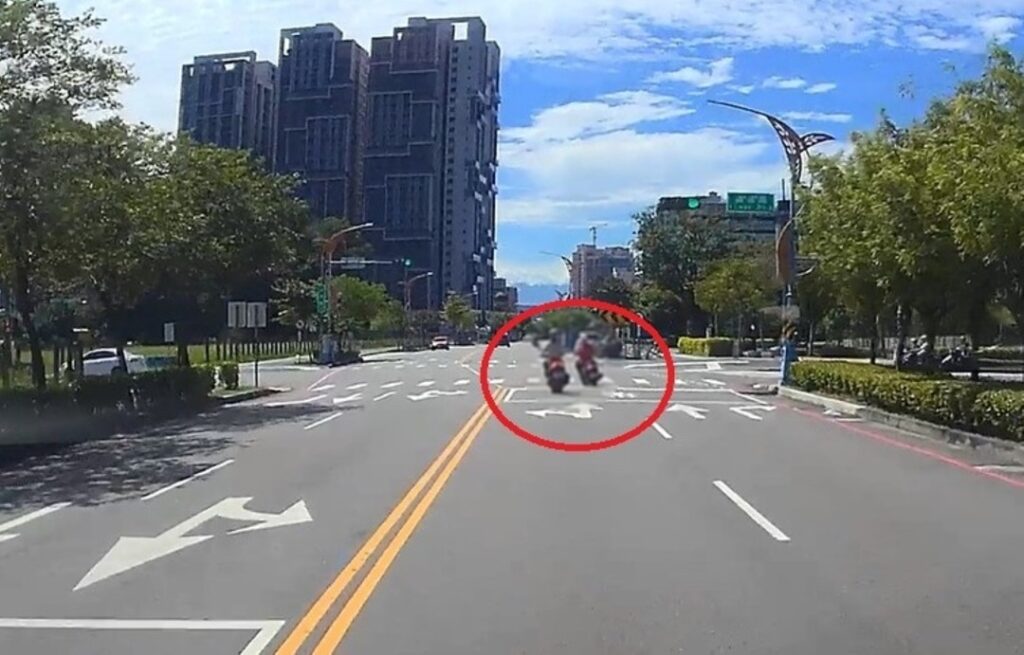 ▲圖說:79歲的林女騎機車路口「左轉鬼切」,造成後方機車緊急剎車後打滑摔倒 (圖/台中市政府 提供)