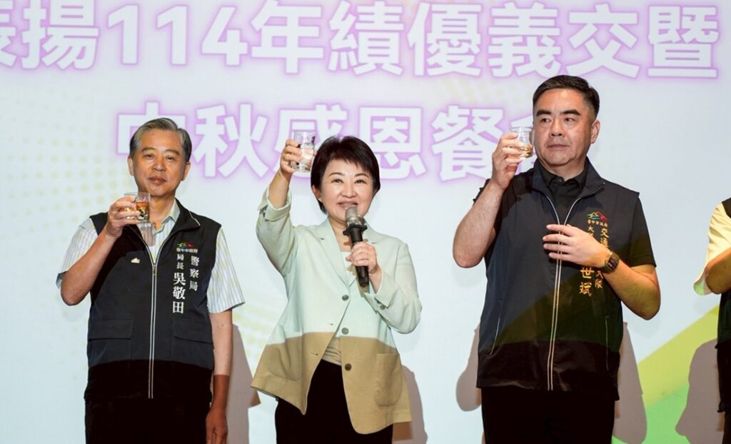 ▲圖說:台中市長盧秀燕在活動中對得獎的績優義交同仁讚譽「大家都是市民的守護者!」          (圖/台中市政府 提供)