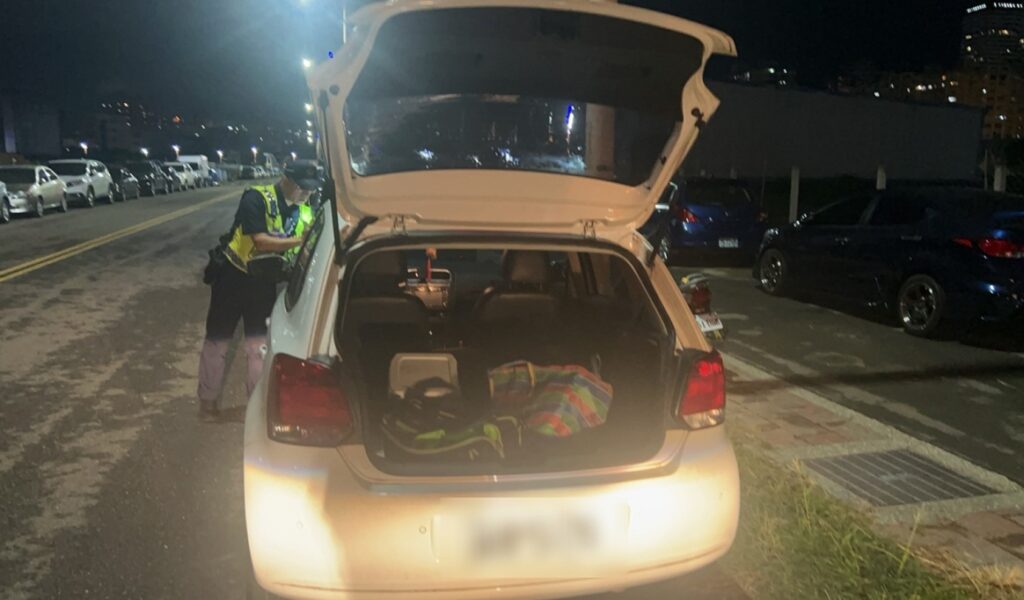 ▲圖說:勤工所員警於巡邏時發現一汽輛後車箱敞開,擔心有意外發生,立即透過車上資訊聯絡車主 (圖/台中市政府 提供)