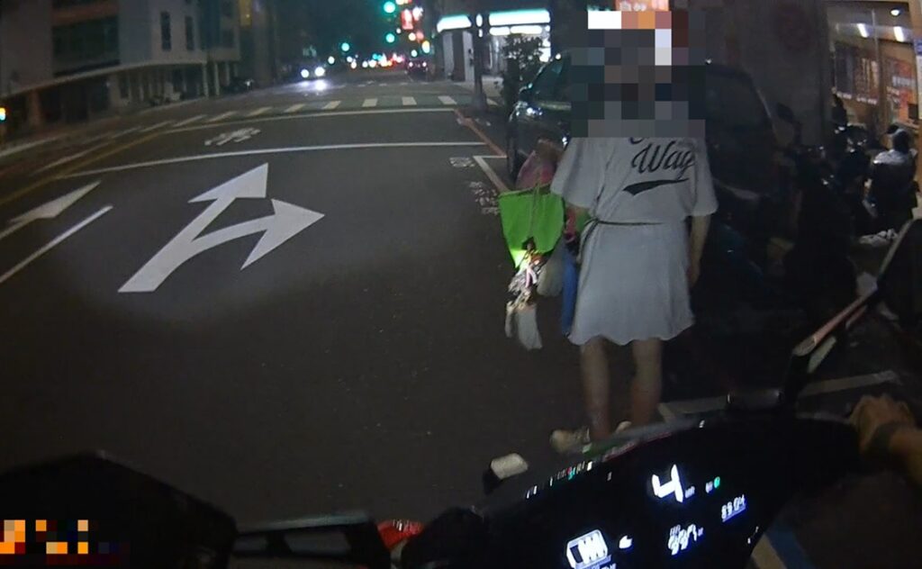 ▲圖說:65歲黃男為延緩失智而出門走路復健,沒想到中途休息後就忘記返家的方向               (圖/台中市政府 提供)