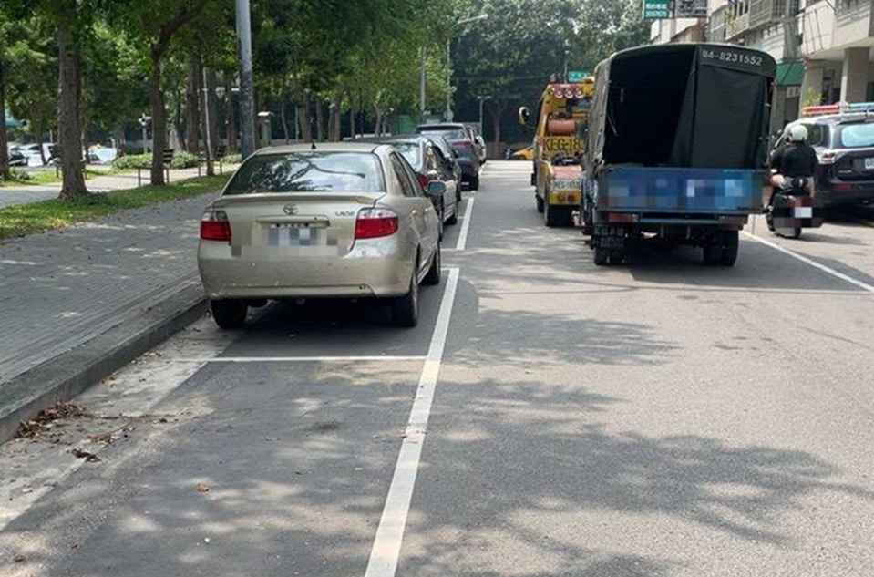 ▲圖說:無牌照車輛占用停車格,中市警局立即啟動拖吊作業 (圖/台中市政府 提供)