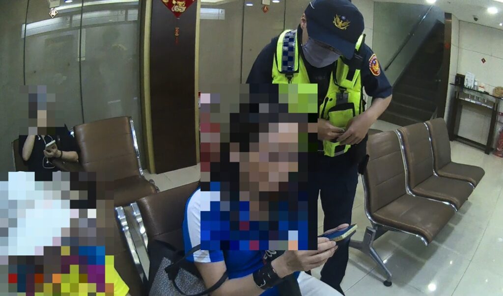 ▲圖說:楊婦(33年次)欲匯款1,100美元至境外虛擬貨幣交易所購買智慧手錶,行員一聽立即報警協助 (圖/台中市政府 提供)