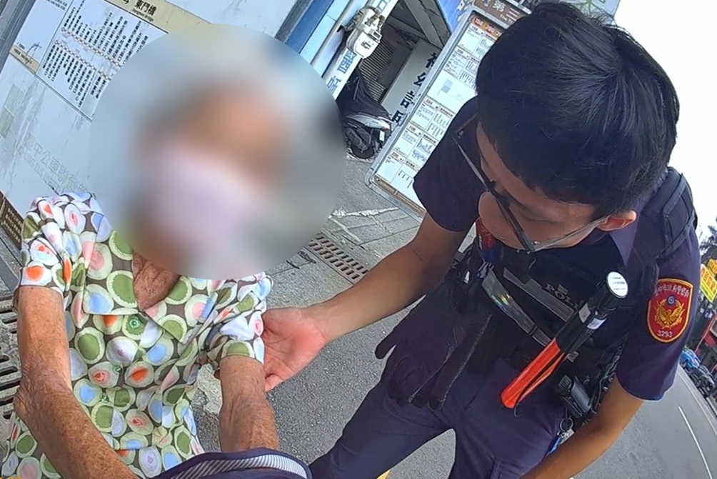 ▲圖說:90歲陳姓阿嬤在公車站牌下苦等已經停駛的客運,熱心民眾發現異常報警協助 (圖/台中市政府 提供)