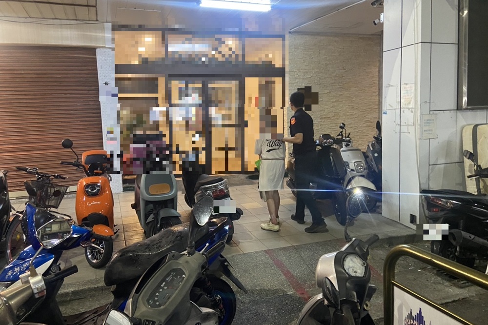 ▲圖說:員警擔心黃男深夜自行回家有危險,以巡邏車載送黃男返回住處 (圖/台中市政府 提供)