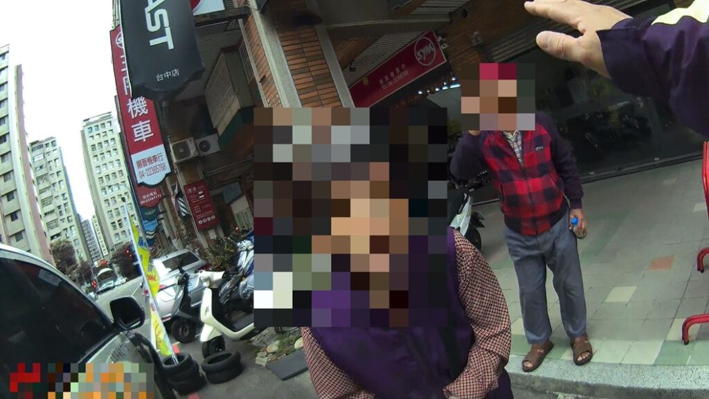 ▲圖說：警方將李姓老翁護送返抵住處 （圖／台中市政府 提供）