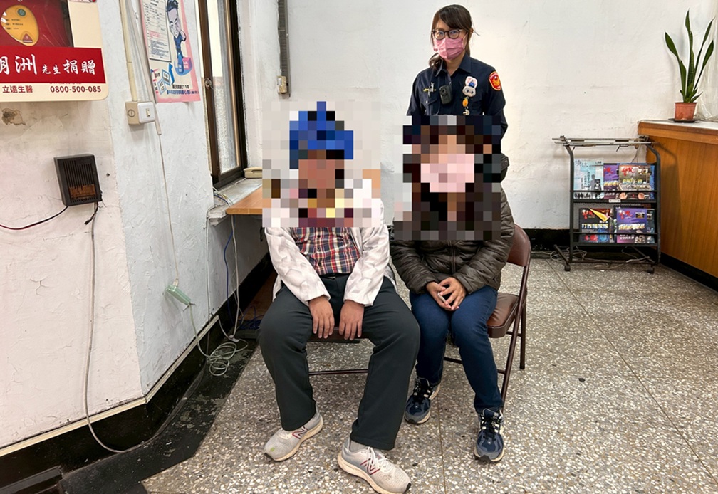 圖說：員警透過謝男愛心卡上的資訊聯繫上家屬，趕至派出所接回團聚             （圖／台中市政府 提供）