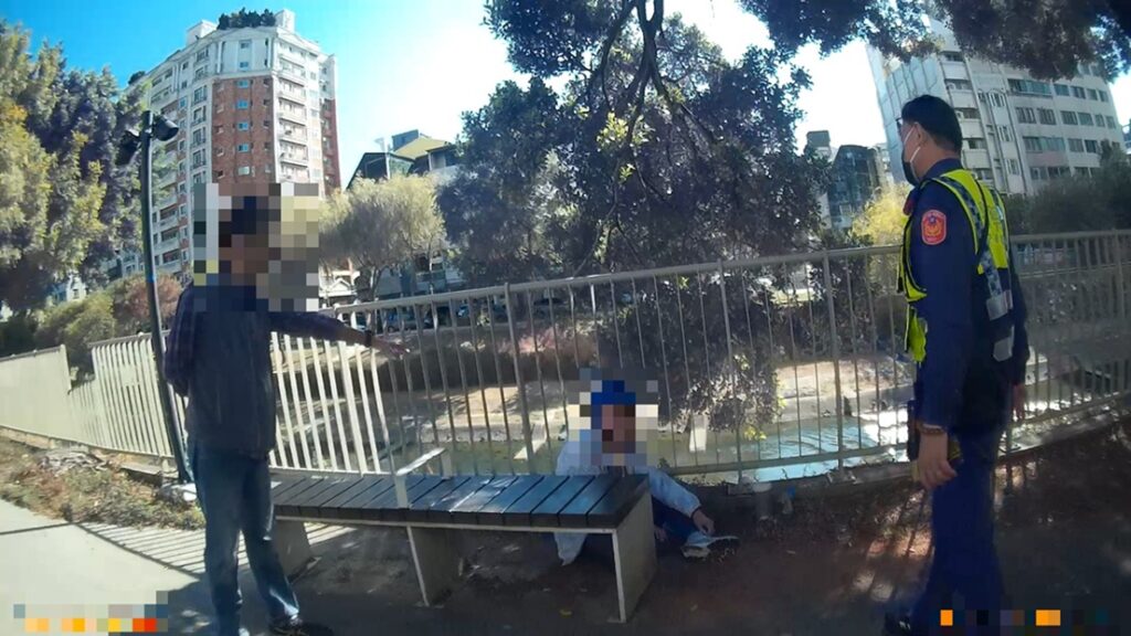 ▲圖說：中市警第一分局獲報有人路倒在柳川人行道上，警方隨即派員前往關心 （圖／台中市政府 提供）