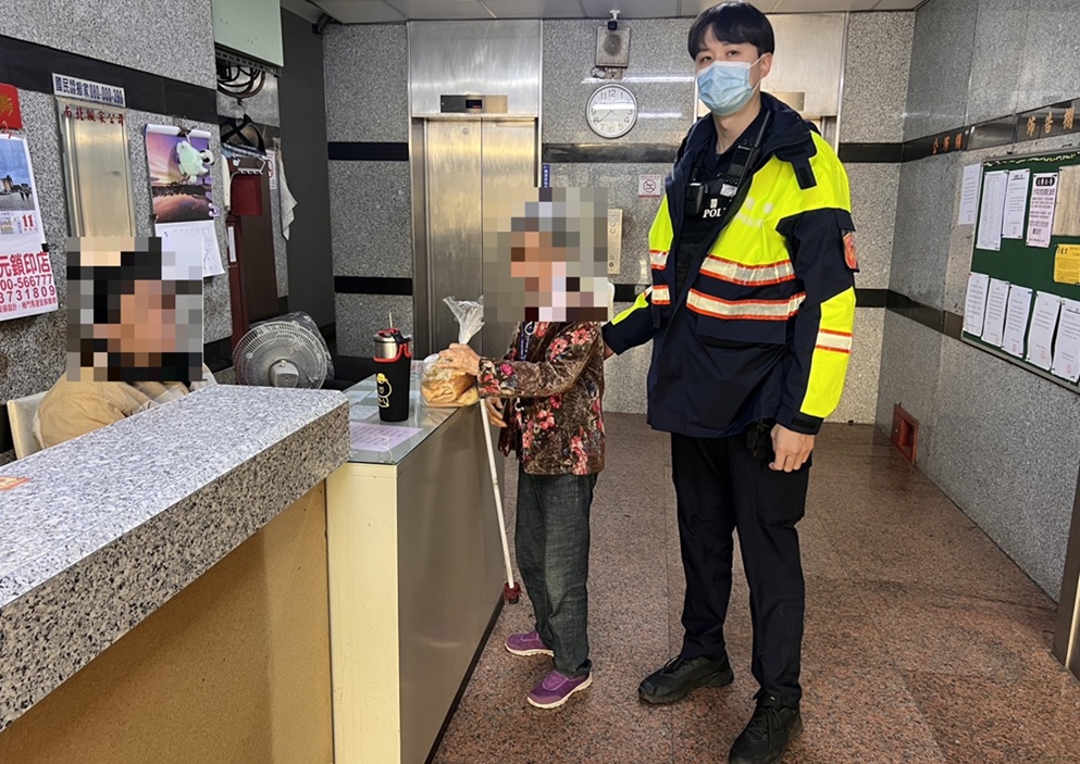 ▲圖說：警方確認阿嬤平安返回社區大樓住處後才放心離去 （圖／台中市政府 提供）