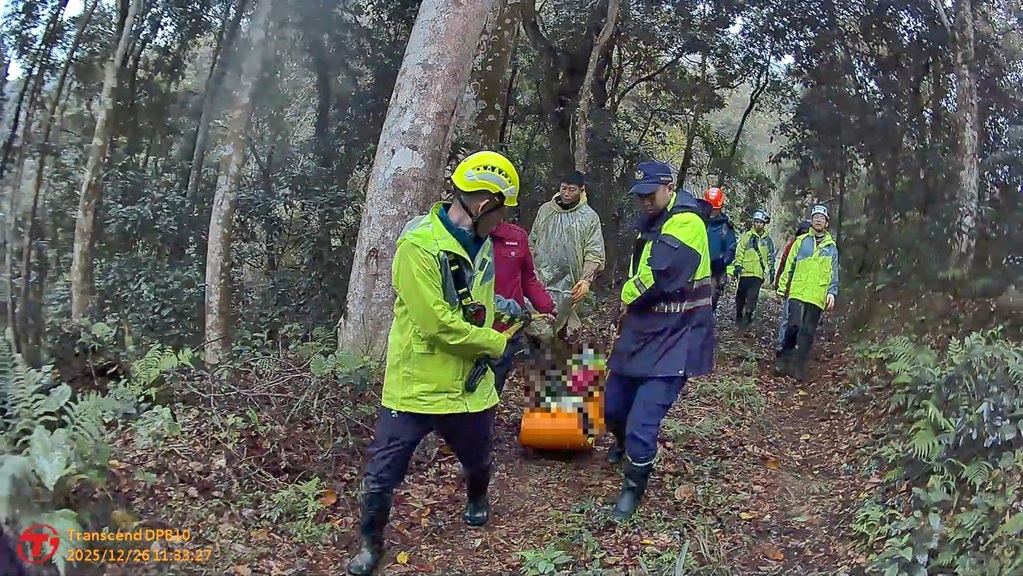 ▲圖說：新竹橫山分局警消大動員，地毯式搜索尋獲在山區受困21小時的高齡長者 （圖／新竹縣政府 提供）