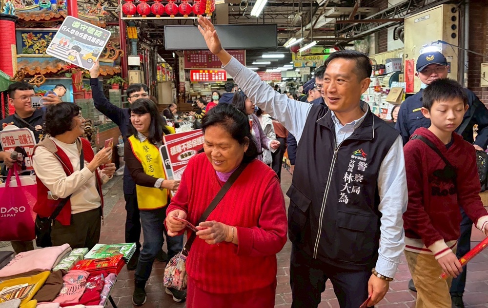 ▲圖說：第一警分局長林大為率隊拜訪第二市場，向攤商及採買年貨民眾發放「馬上平安」紅包袋 （圖／台中市政府 提供）