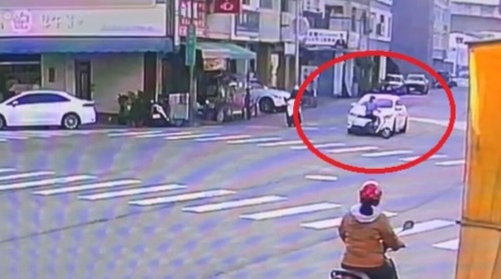 ▲圖說：張男開車綠燈剛起步時，一輛機車忽然橫跨車前迴轉，張男煞車不及直接撞上 （圖／台中市政府 提供）