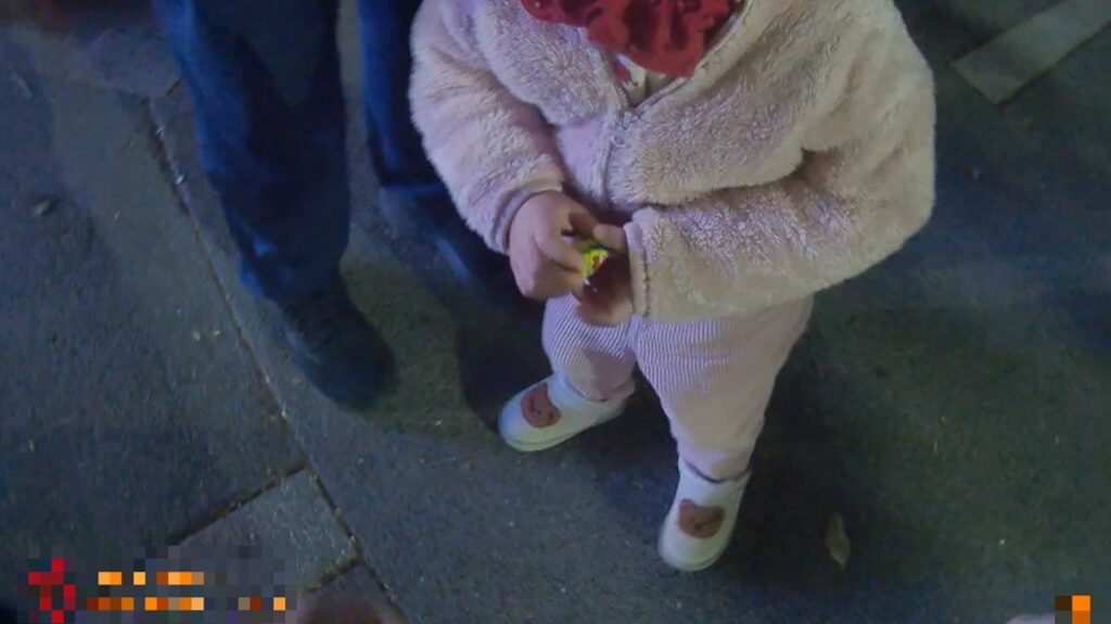 ▲圖說：民眾在草悟道旁發現疑似走失的3歲女童，熱心牽著女童向巡邏員警求助 （圖／台中市政府 提供）