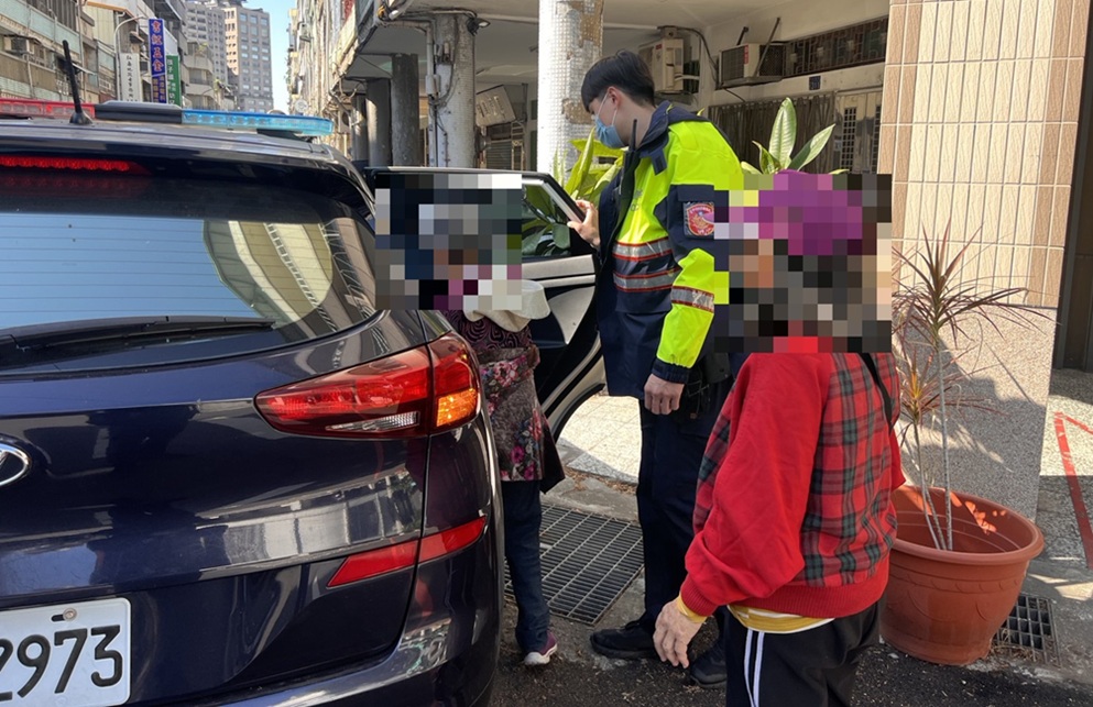 ▲圖說：員警在確認李姓阿嬤居住的社區大樓住處後，親自護送阿嬤返家               （圖／台中市政府  提供）