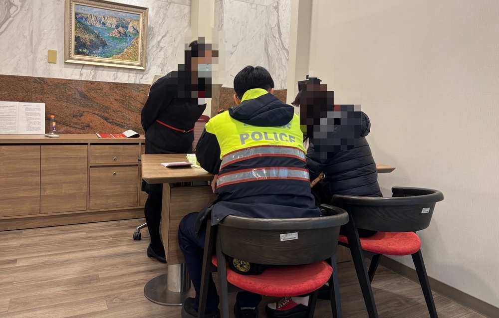 ▲圖說：王女欲臨櫃解定存50萬並匯出，然而發現王女對匯款用途說詞反覆矛盾，遂報警求助 （圖／台中市政府 提供）