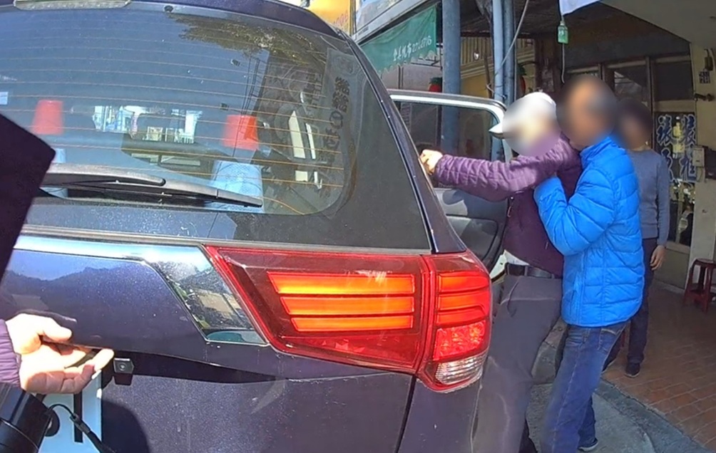 ▲圖說：90歲的葉姓阿公走路返家途中突然僵硬差點跌倒，員警到場護送阿公返家 （圖／台中市政府 提供）