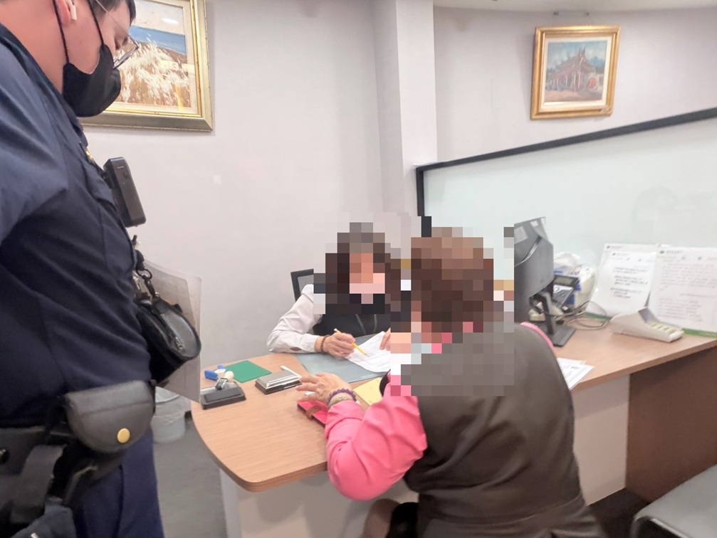 ▲圖說：六旬王婦欲匯款美金3,060元至香港帳戶購買「精品包」，行員察覺異狀後即時通報警方 （圖／台中市政府 提供）