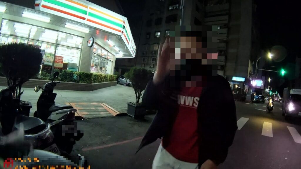 ▲圖說：男子看到妻子愛車好端端停在隔壁巷內超商前，尷尬地直向員警說感謝 （圖／台中市政府 提供）