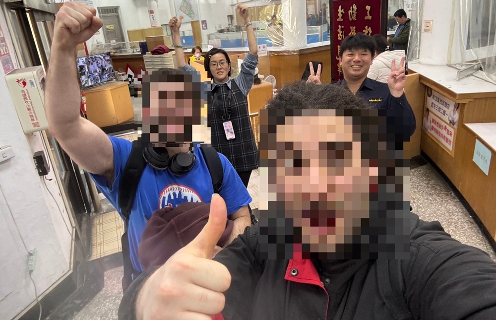▲圖說：澳洲背包客聽到相機尋獲消息，高興地在派出所內鎮臂狂呼 （圖／台中市政府 提供）