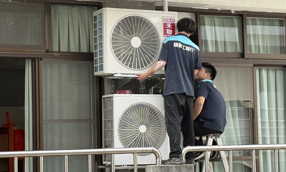 ▲圖說：冷氣技師努力在年節前完成竹東及橫山分局的冷暖空調安裝工程 （圖／新竹縣政府 提供）