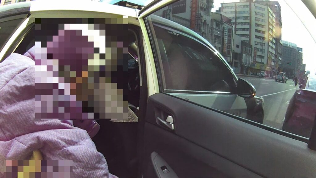 ▲圖說：警方以巡邏車將老翁護送返抵住處             （圖／台中市政府 提供）