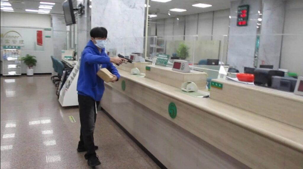 ▲圖說：中市警第三分局執行「金融機構防搶演練」，由員警喬裝搶匪持槍進入銀行行搶 （圖／台中市政府 提供）