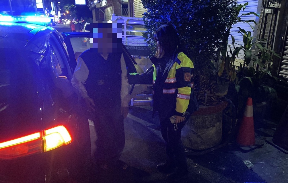 ▲圖說：黃姓老翁（87歲）堅持出門一天迷路五次，員警擔心危險，親自載送老翁返家 （圖／台中市政府 提供）