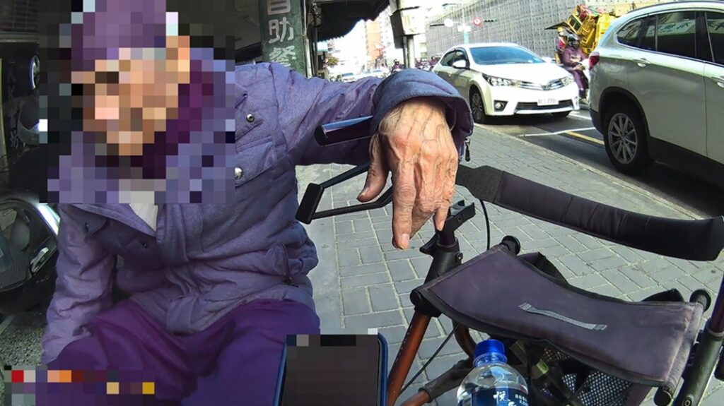 ▲圖說：老翁推著助行器徘徊街頭，熱心民眾拿出板凳讓老翁休息，同時報警協助 （圖／台中市政府 提供）