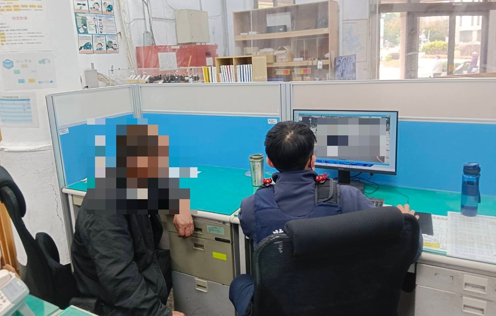 ▲圖說:警員調閱周遭監視器畫面,逐一比對葉男可能駕駛之路線 (圖/台中市政府 提供)