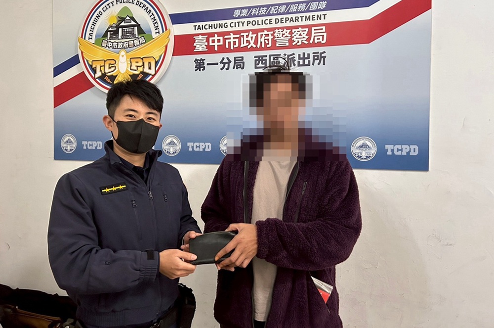 ▲圖說：梁姓男子剛走進派出所報案遺失皮夾，正好遇到員警正在聯絡失主，皮夾即刻物歸原主 （圖／台中市政府 提供）