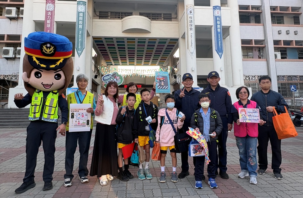 ▲圖說：開學首日，第三警分局長謝有筆率領同仁與志工現身大智國小執行「護童勤務」 （圖／台中市政府 提供）