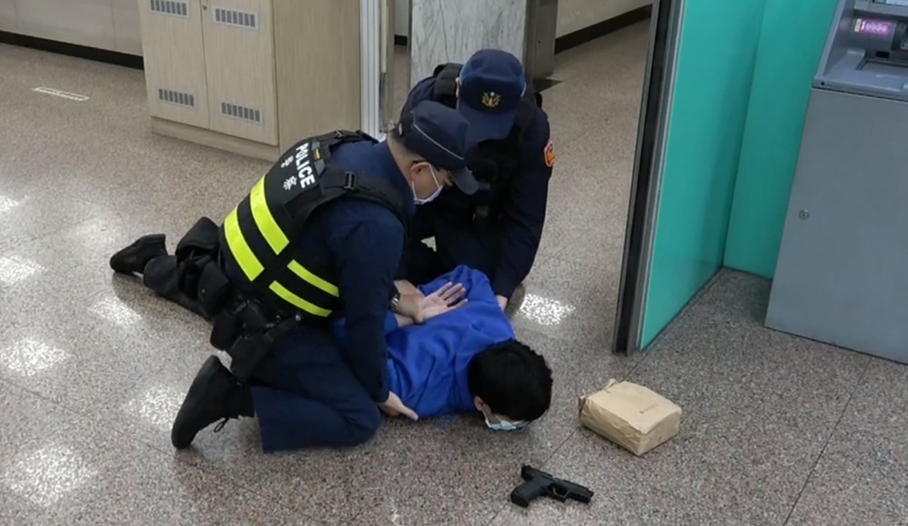 ▲圖說：第三分局員警接獲銀行警鈴通報，第一時間趕赴現場逮捕壓制搶匪             （圖／台中市政府 提供）