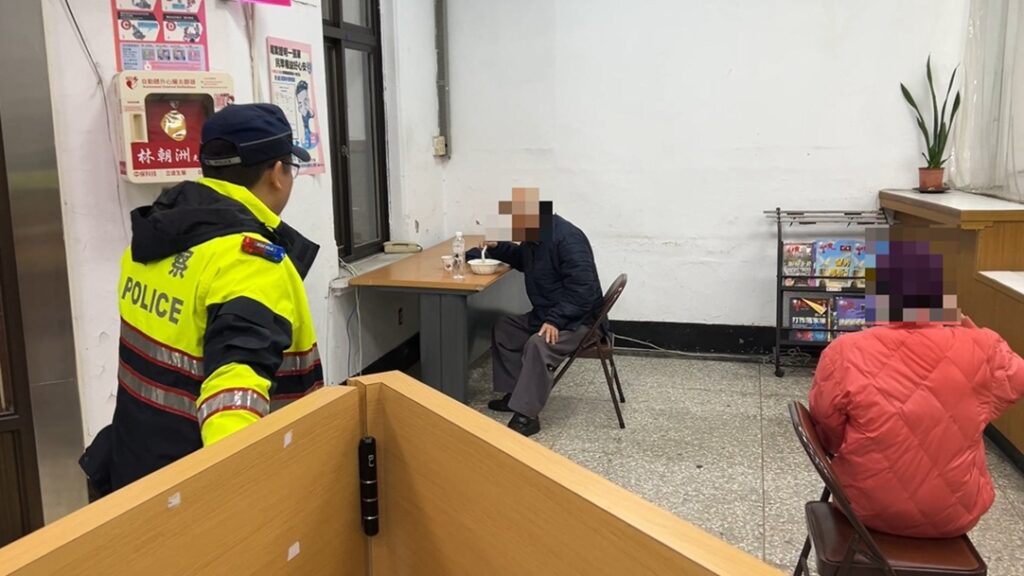 ▲圖說：迷路的簡姓與林姓老翁在派出所相逢後，馬上變成好朋友 （圖／台中市政府 提供）