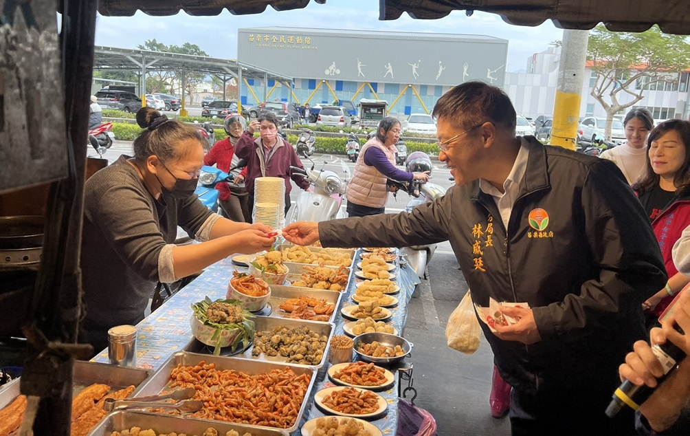 ▲圖說：苗栗市長余文忠與苗栗警分局志工團隊於黃昏市場，向民眾宣導春節期間防竊、防搶及防詐觀念 （圖／苗栗縣政府 提供）