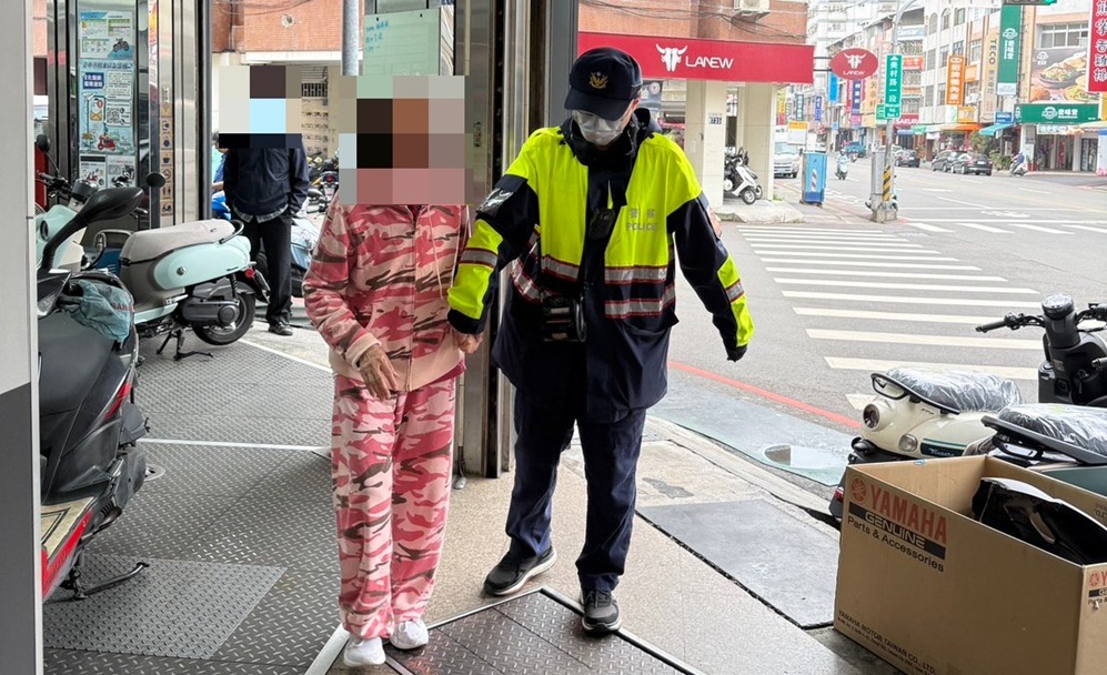 ▲圖說：員警於機車行內一眼認出再度走失的楊姓婦人 （圖／台中市政府 提供）