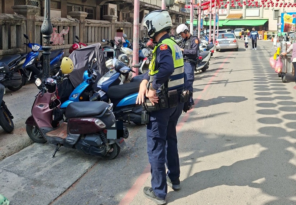 ▲圖說：北港派出所員警加強朝天宮周邊道路違規停車執法取締 （圖／雲林縣政府 提供）